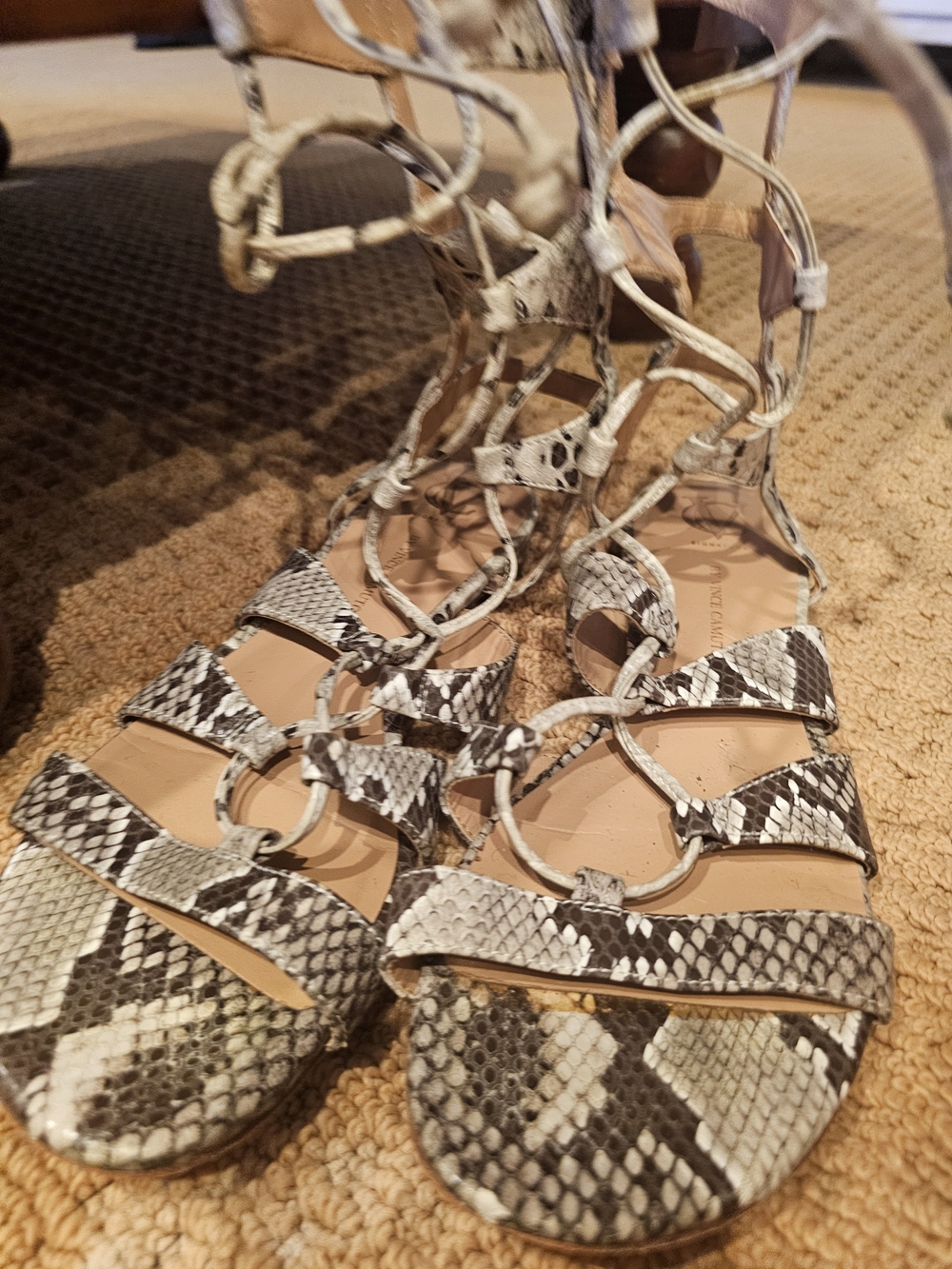 SIGANATURE👈 VINCE CAMUTO Snake-Print Gladiator Sandals in Brown, Grey And White